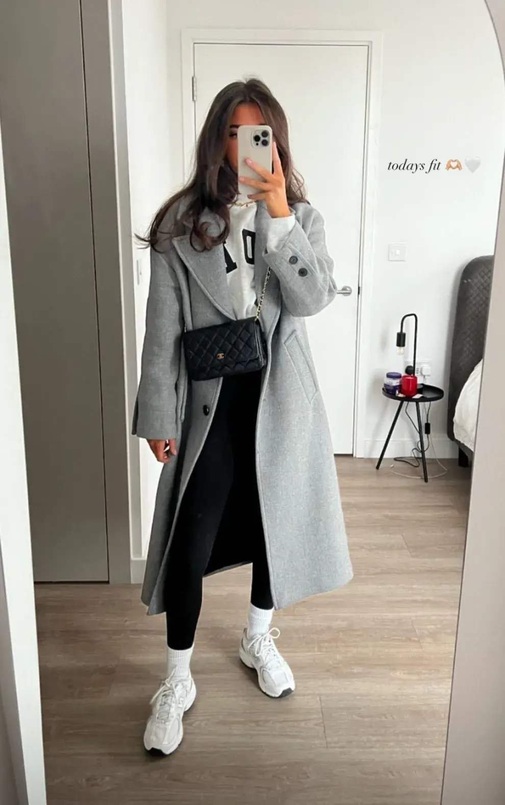 Esta temporada, los tapados se llevan amplios, envolventes y con materiales protagonistas. Paños clásicos, texturas suaves, cuero, gamuza y siluetas oversized conviven con modelos más estructurados y minimalistas.