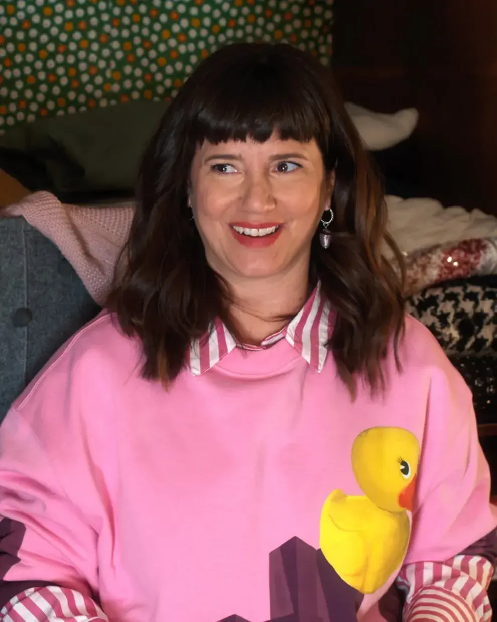 En la serie, Vicky los combina con prendas neutras, blazers oversized, camisas clásicas y maquillaje natural, dejando que el accesorio sea el foco visual.