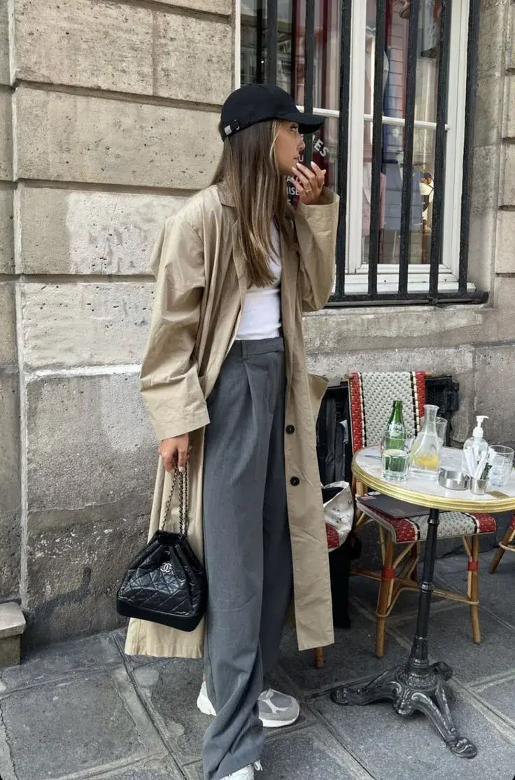 El trench también puede verse moderno y relajado en looks más minimalistas.