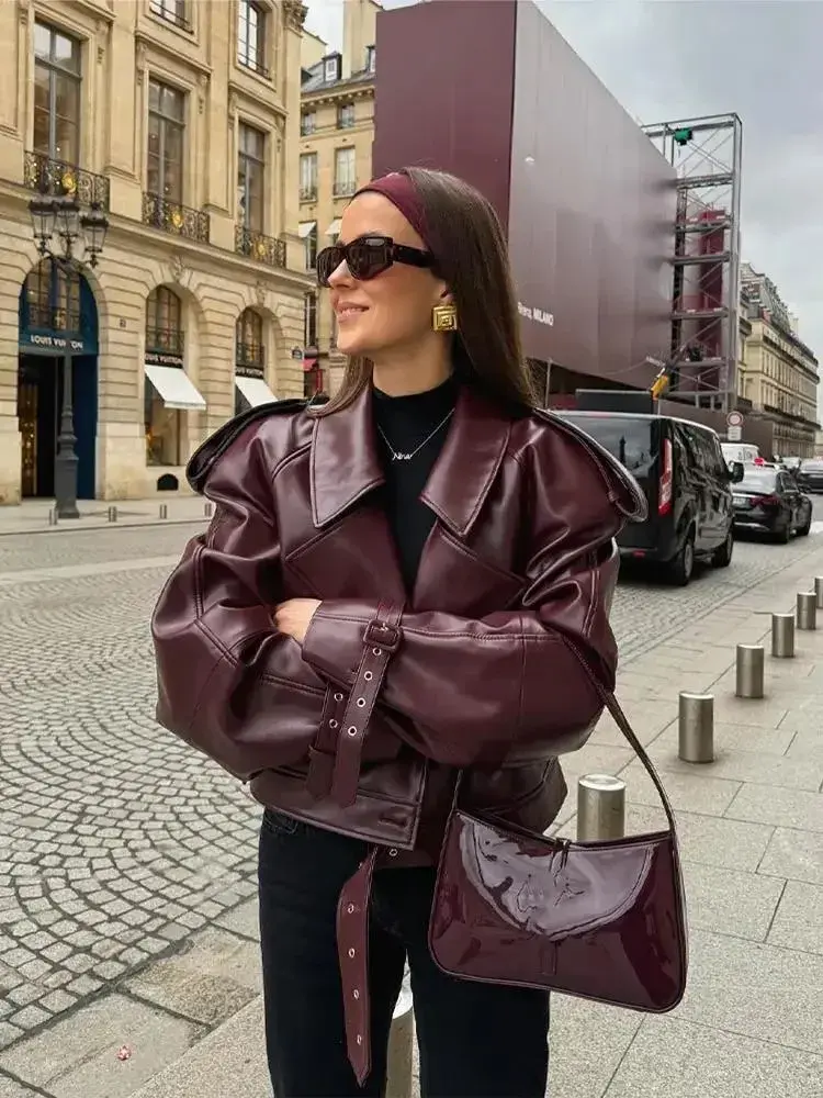 El cuero bordó llega para quedarse: cómo sumarlo a looks de todos los días 