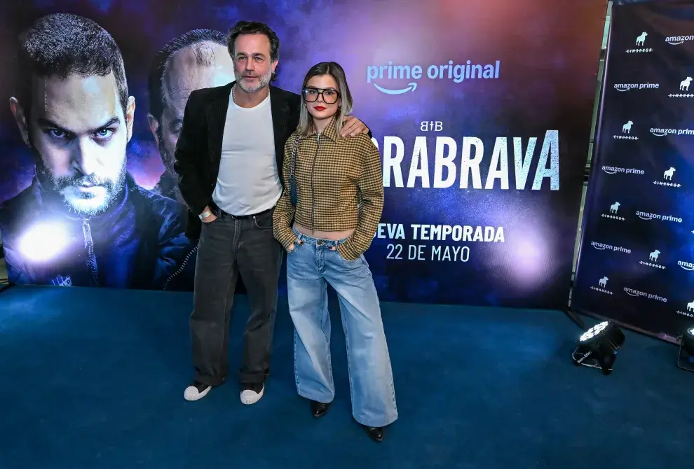 Foto de Gastón y Muna Pauls en el lanzamiento de la temporada 2 de Barrabrava.