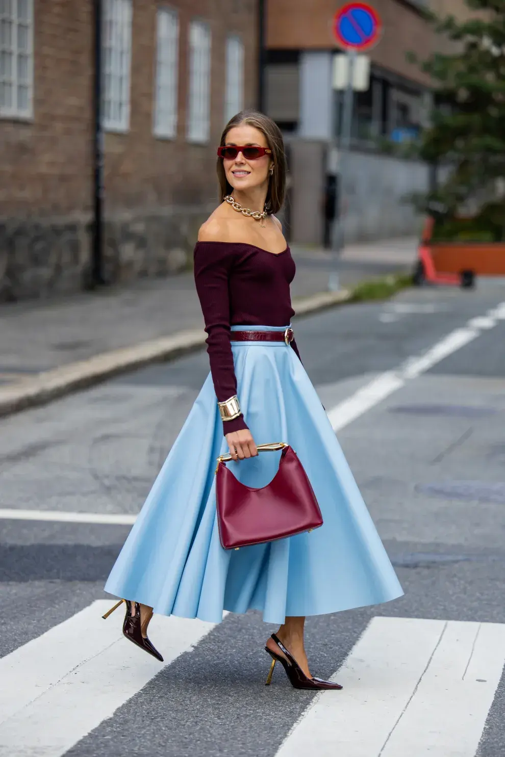 El cuero bordó llega para quedarse: cómo sumarlo a looks de todos los días 
