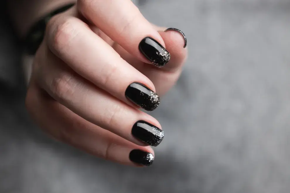 La nueva generación de nails apuesta por la elegancia silenciosa: uñas prolijas, tonos neutros, detalles minimalistas y brillos sutiles que elevan cualquier look sin resultar excesivos