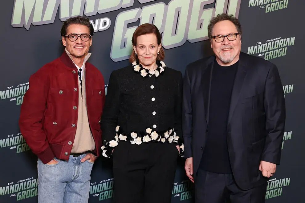 Pedro Pascal, Sigourney Weaver y Jon Favreau durante la presentación en The Mandalorian and Grogu.