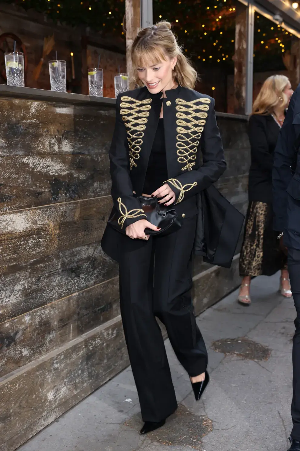 Esta vez, la actriz apareció en Londres con un look de inspiración militar que rápidamente captó la atención de la industria fashion y confirmó el regreso del llamado soldiercore.