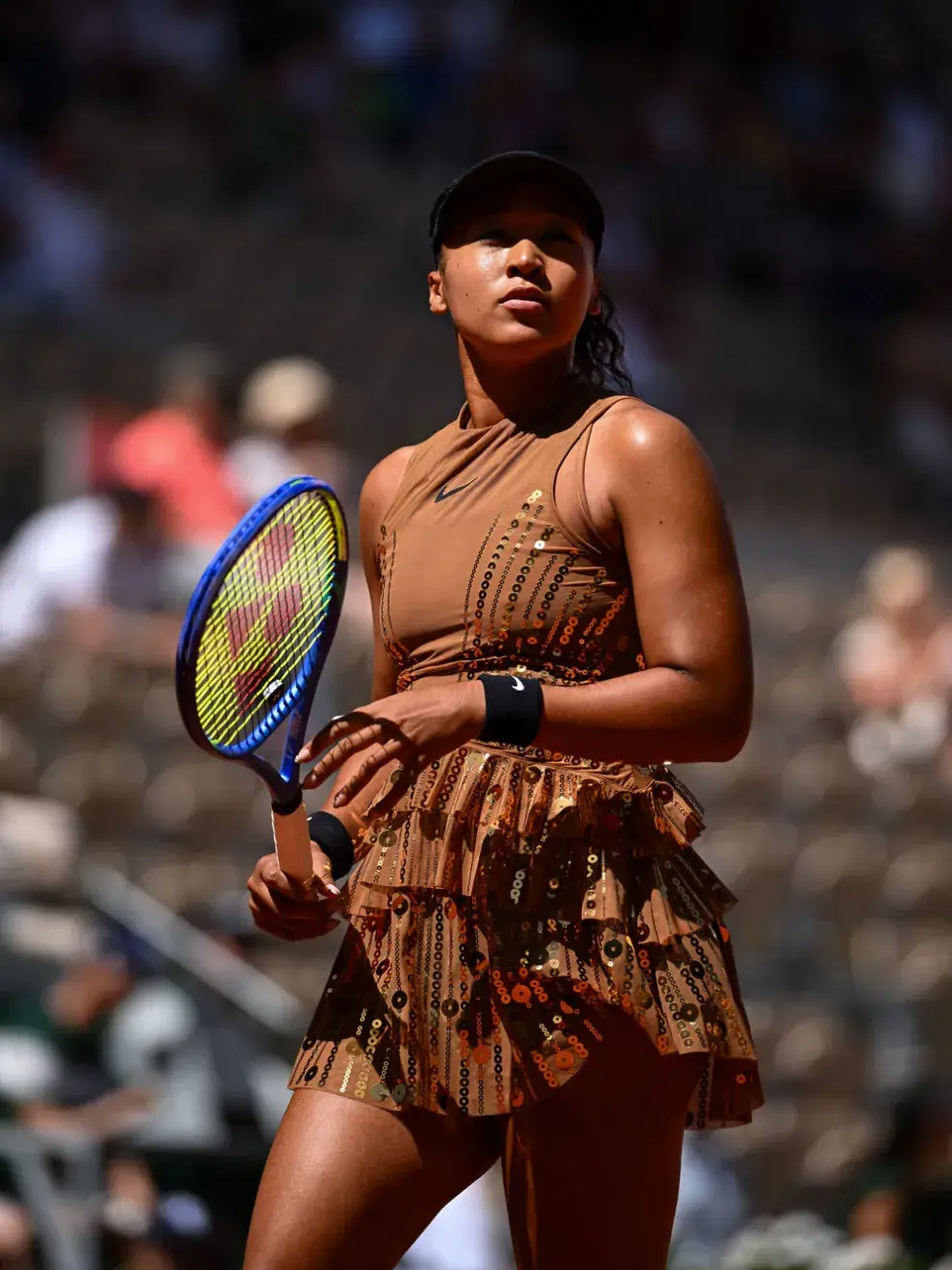 La ex número uno del mundo apareció en la cancha Suzanne-Lenglen con un look de alta costura diseñado por el suizo Kevin Germanier.