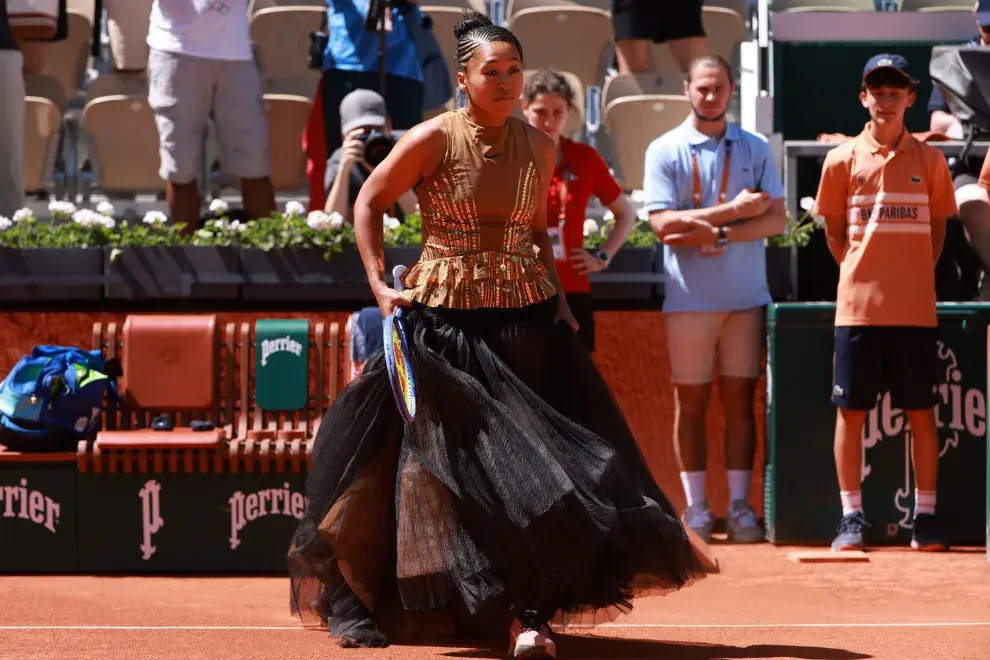 En su debut en Roland Garros 2026, la tenista japonesa sorprendió con un impactante outfit inspirado en el brillo de la Torre Eiffel