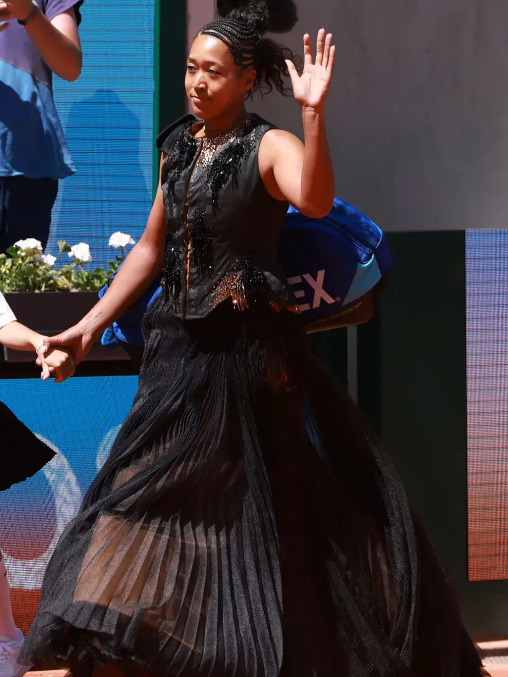 En su debut en Roland Garros 2026, la tenista japonesa sorprendió con un impactante outfit inspirado en el brillo de la Torre Eiffel