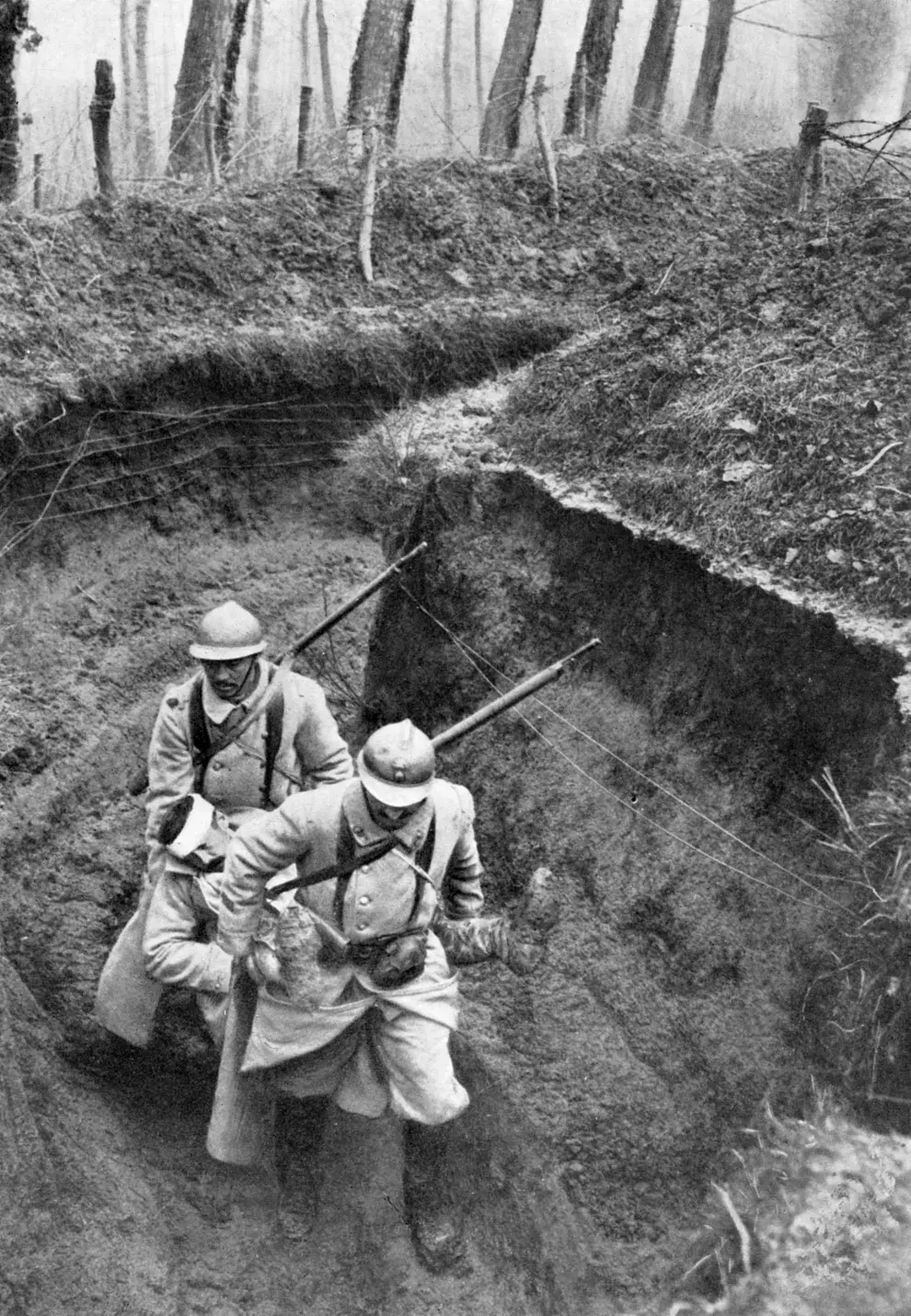 El nombre trench coat significa literalmente “abrigo de trinchera” y su popularidad comenzó durante la Primera Guerra Mundial.