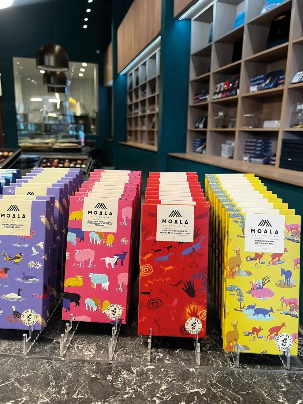 Dos paradas obligadas para los amantes del chocolate son Chocolates Guerrero y Chocolates Moala, donde se puede encontrar desde tabletas clásicas hasta bombones y productos regionales.