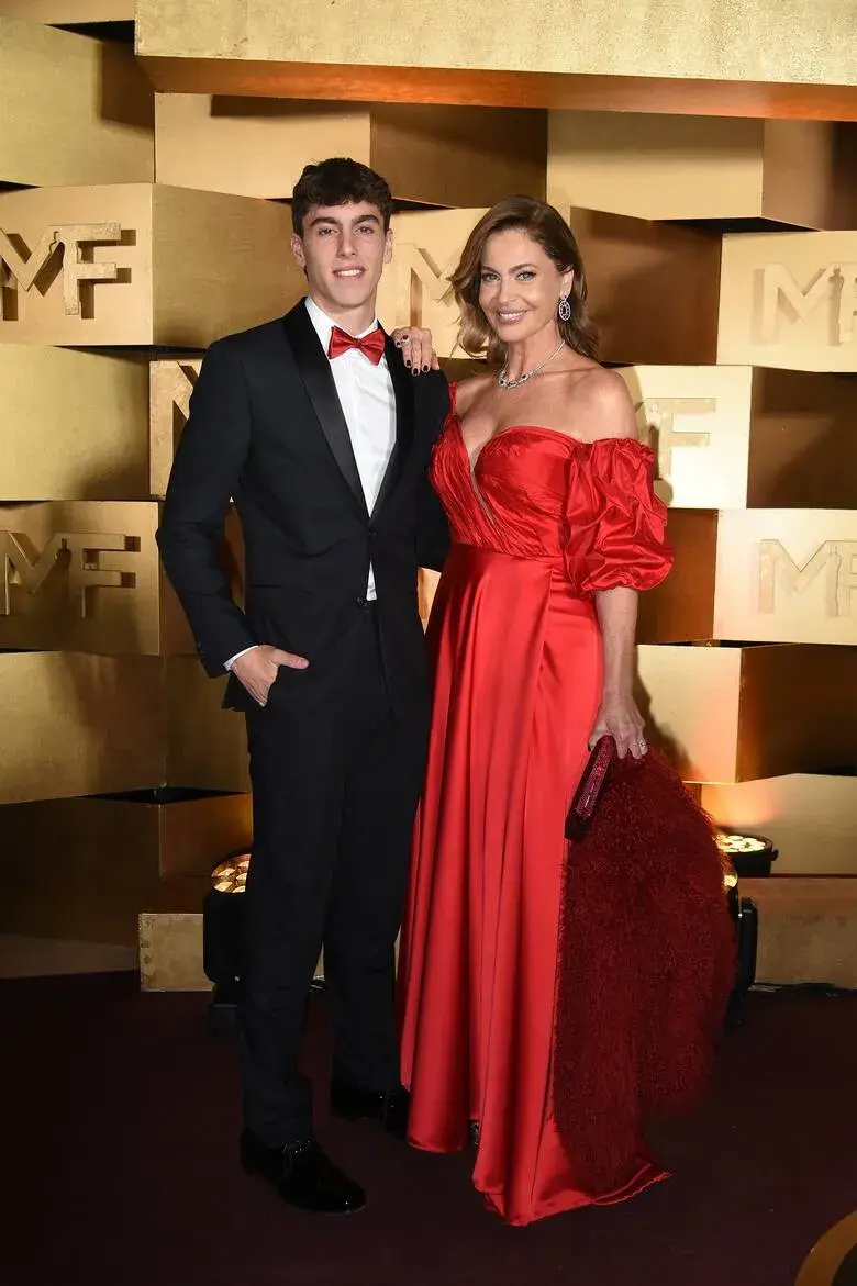 Karina Mazzocco y su hijo en la alfombra roja de los Premios Martín Fierro 2026. 