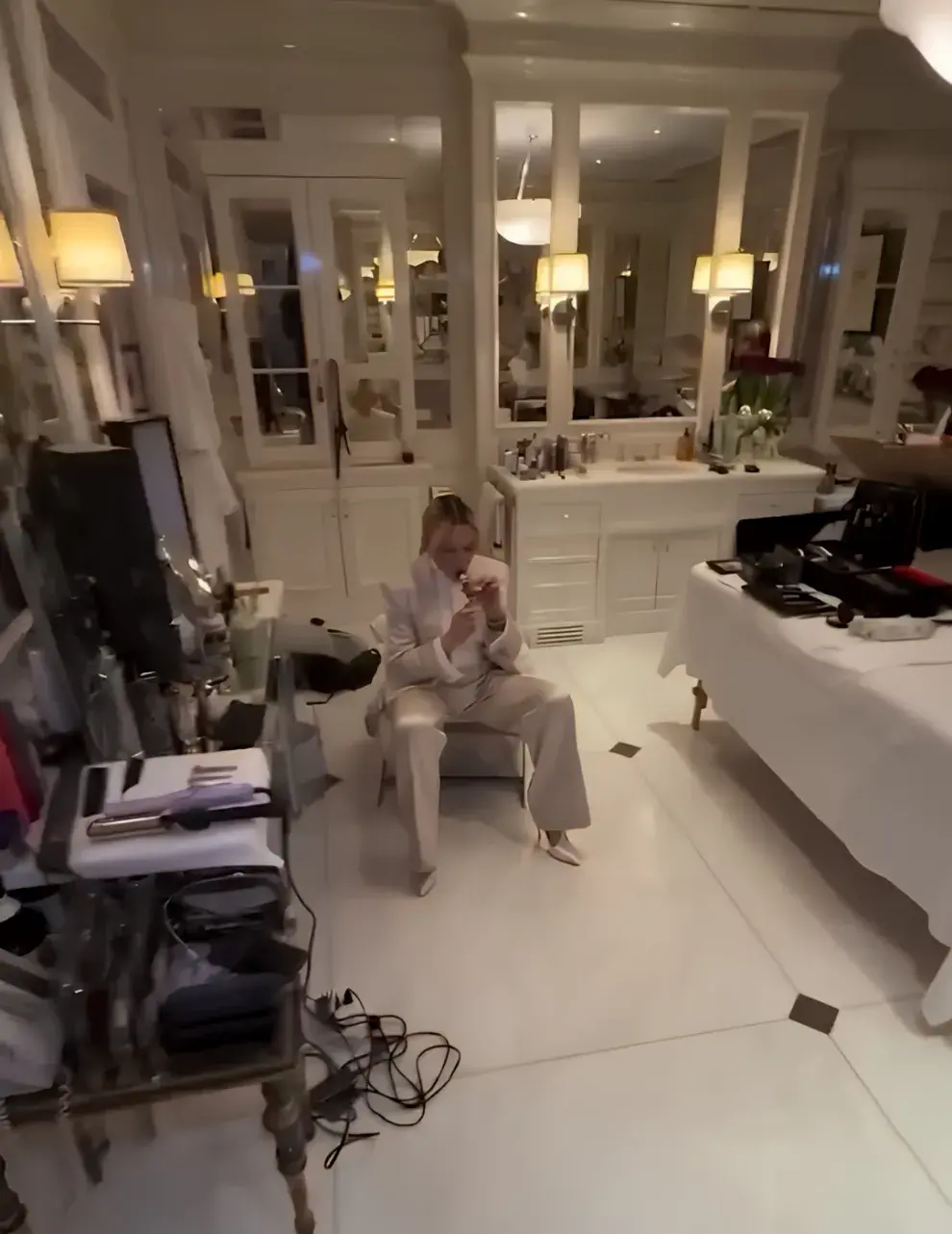 Foto de Madonna en el glam room de su casa en Nueva York.