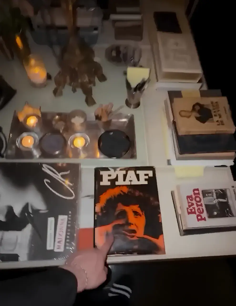 Foto de un libro sobre Eva Perón en la casa de Madonna en Nueva York.