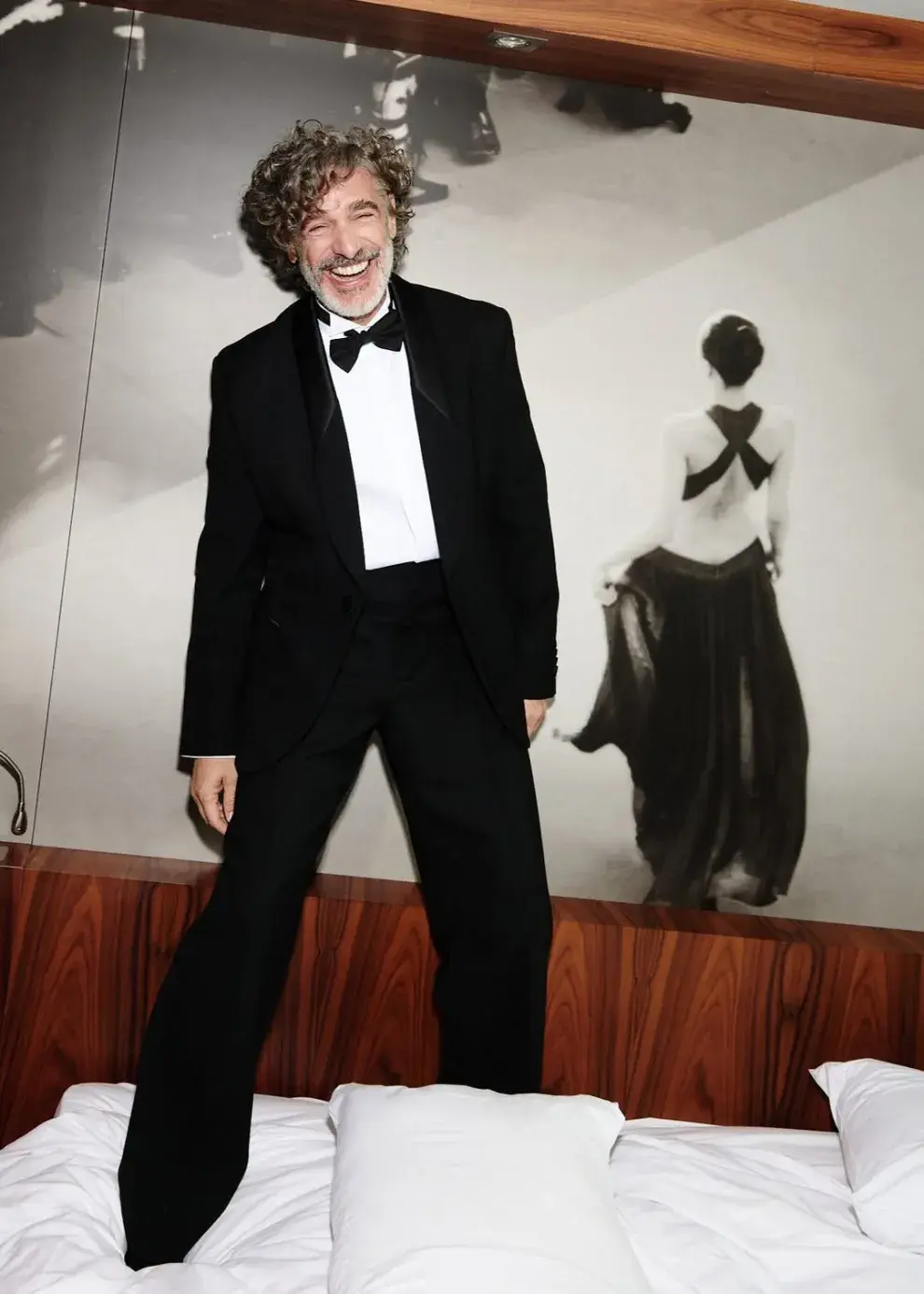 Foto de Leo Sbaraglia con esmoquin.