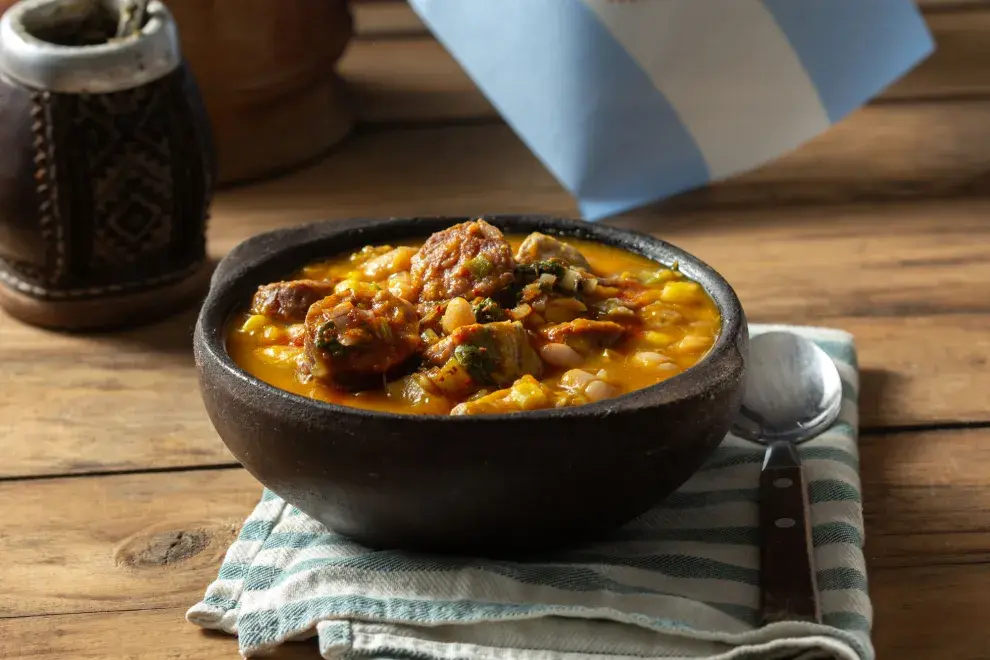 Durante la época colonial, este plato comenzó a asociarse con las celebraciones patrias por ser una comida rendidora, nutritiva y perfecta para compartir en reuniones populares