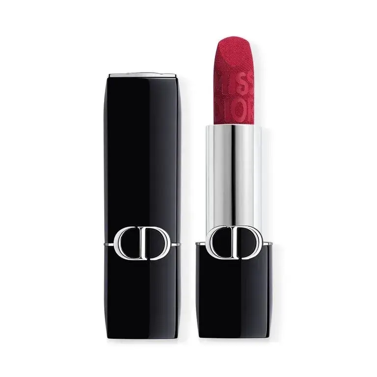 Un buen labial rojo es fundamental para terminar el look (MISS DIOR $86.000)