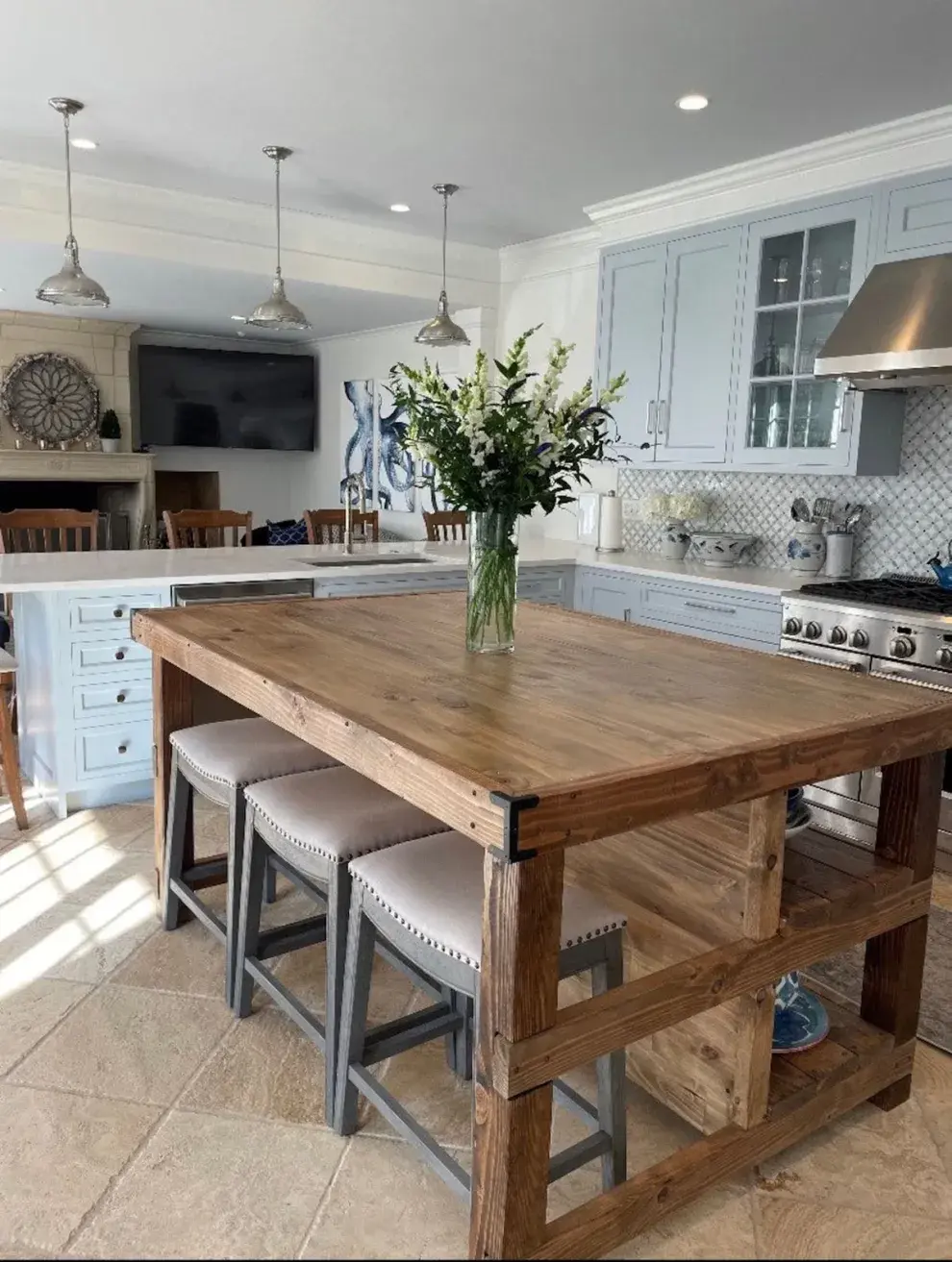 Foto de mesa como isla de cocina.
