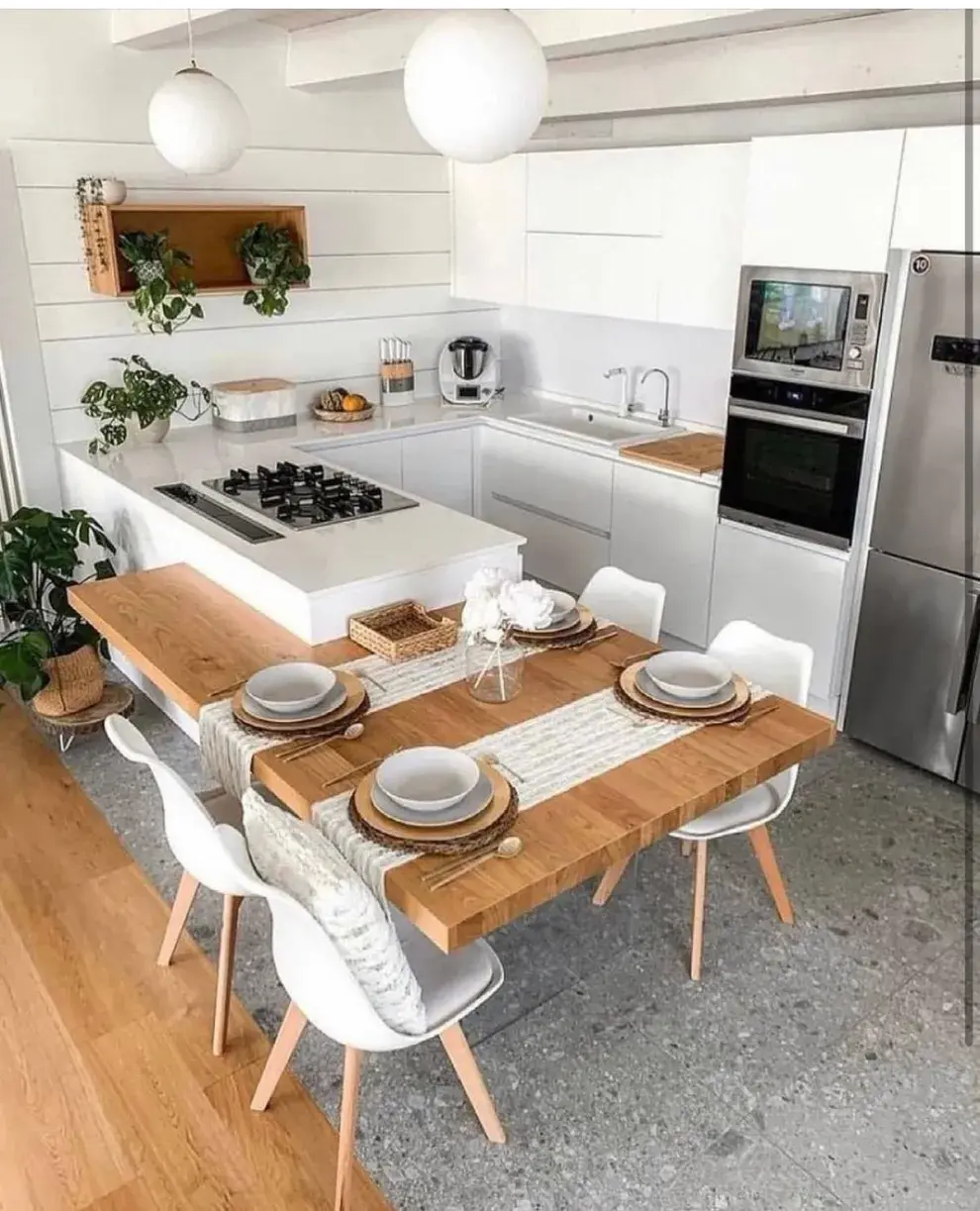 Foto de una cocina con mesa y península.
