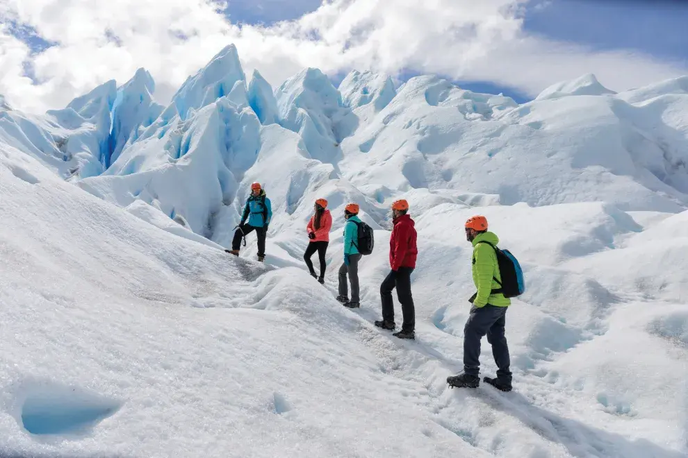 Una de las más elegidas es el minitrekking sobre el hielo, una experiencia que permite caminar sobre la superficie glaciar
