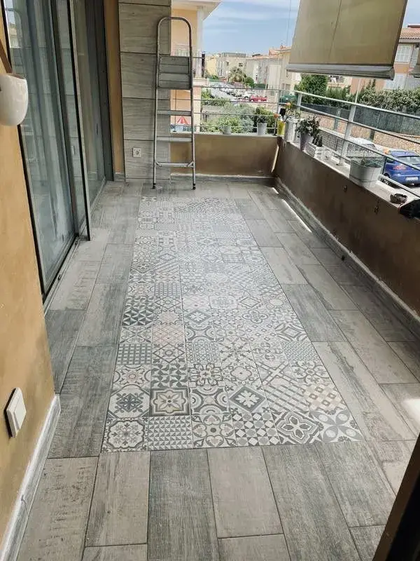 Adiós al césped artificial de toda la vida: 5 alternativas que triunfan en balcones y terrazas.
