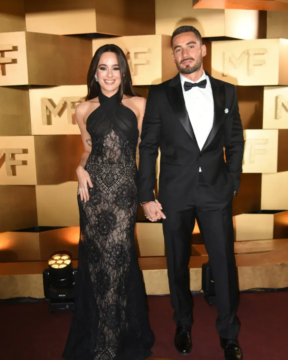 Flor Jazmín Peña y Nicolás Occhiato en la alfombra roja de los Premios Martín Fierro 2026.