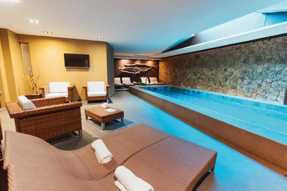 El hotel tiene pileta climatizada y servicio de masajes, algo perfecto para relajar