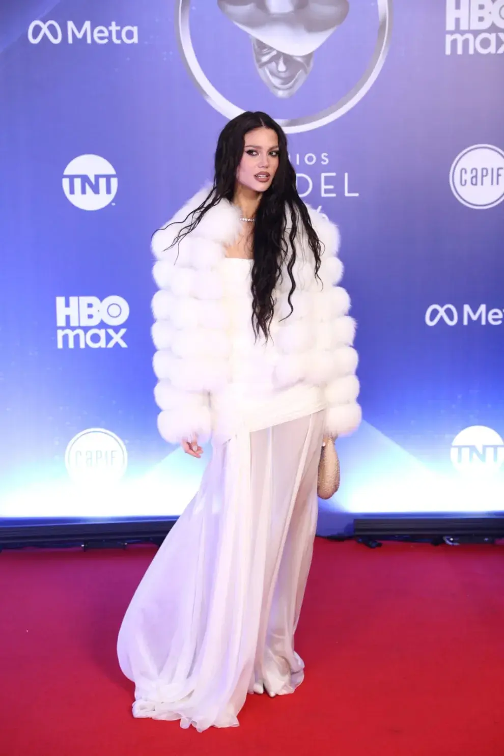 Olivia Wald de blanco con este outfit que combinó transparencias y mucha piel