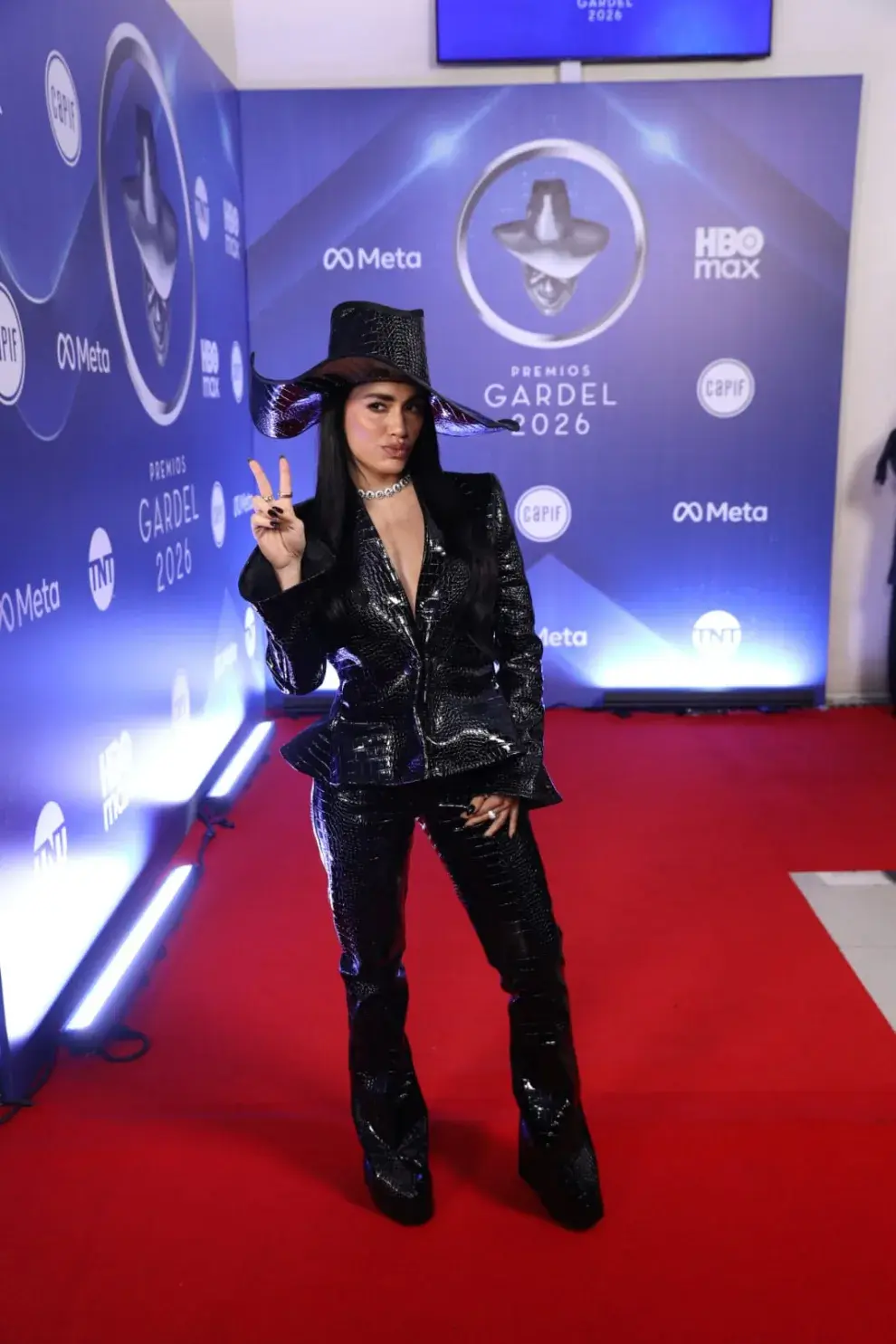 Lali Esposito demostró una vez más por qué es la fashionista número uno con este traje de tela de reptil de Sadaels y un maxi sombrero haciendo juego