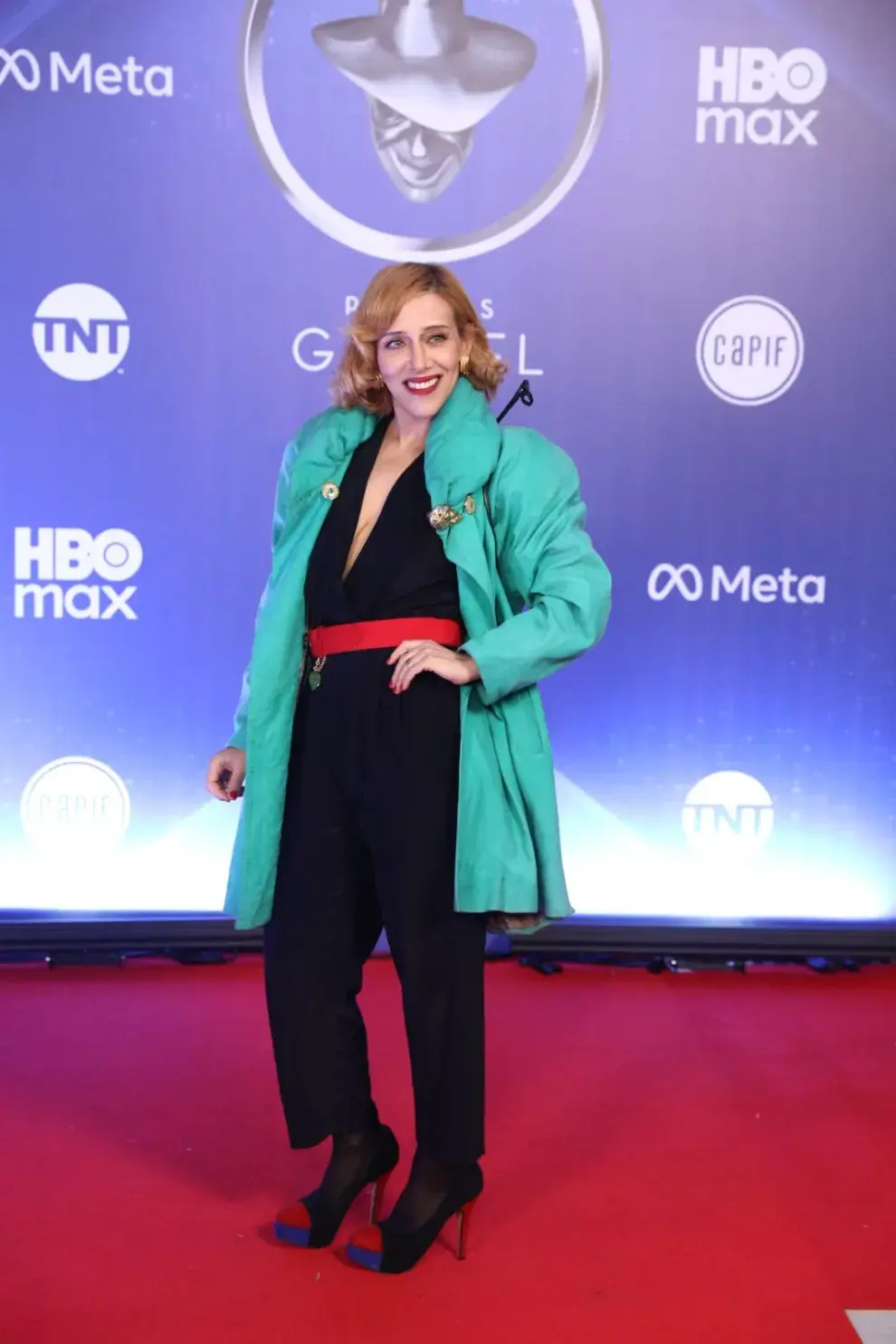 Juliana Gattas, la cantante de Miranda, realzó su mono negro con un cinto colorado, un abrigo en verde esmeralda y stilettos con puntera bicolor