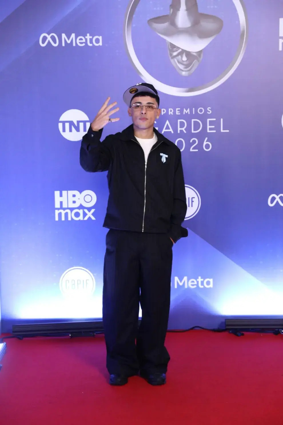 Un conjunto a rayas fue el ítem elegido por Trueno para esta fiesta de la música en el Teatro Coliseo.