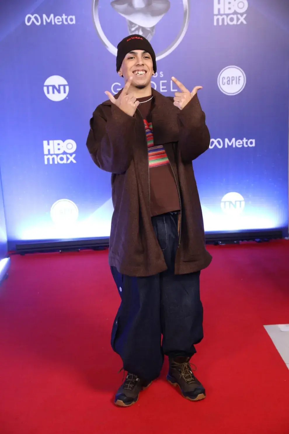 Milo J, antes de ganarse el Gardel de Oro, posó en la alfombra roja con un atuendo más casual