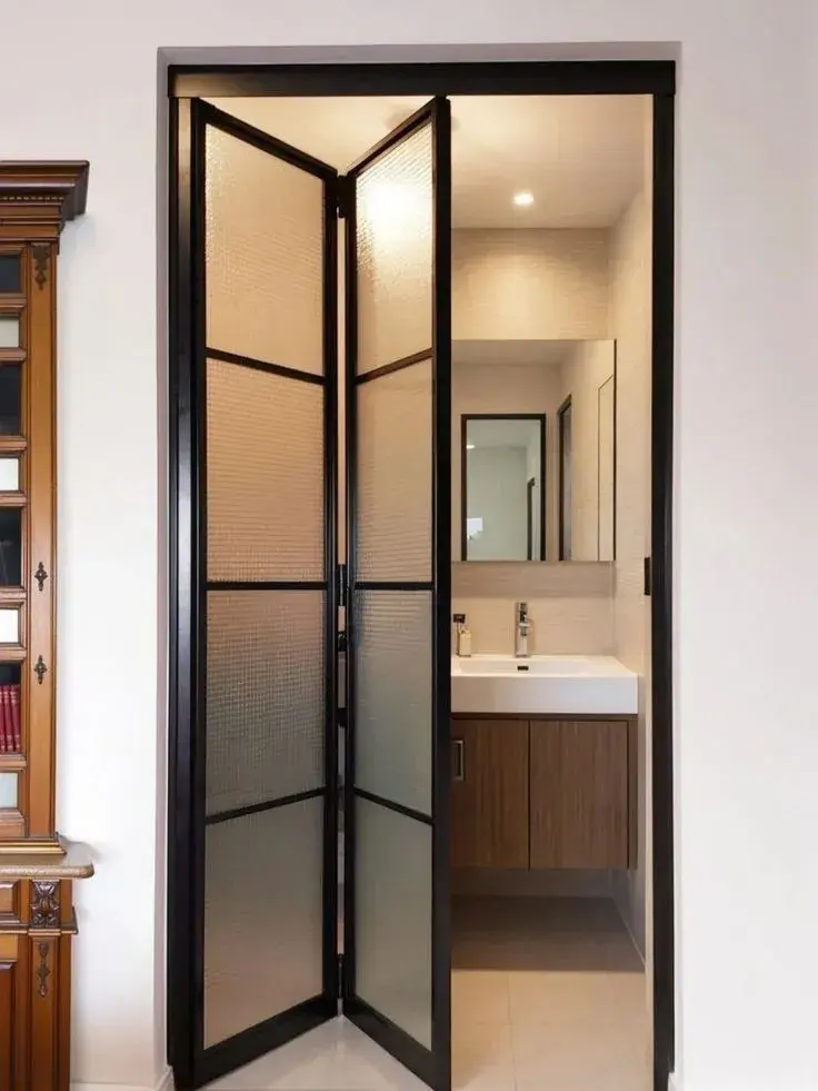 Puertas corredizas en baños pequeños: la solución deco que libera espacio y suma diseño