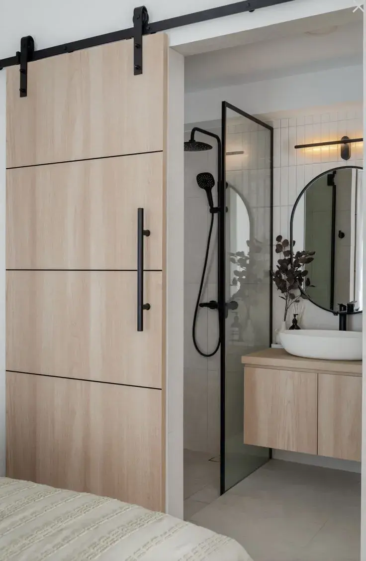 Puertas corredizas en baños pequeños: la solución deco que libera espacio y suma diseño