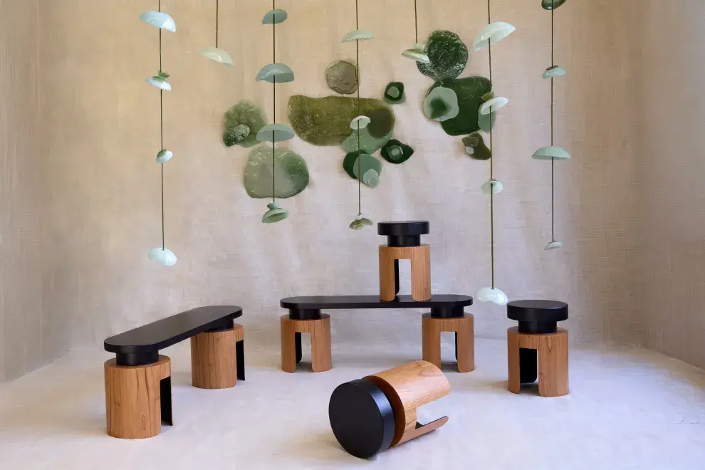 En Salazar Casa, la instalación Raíces & Mareas propone un recorrido que cruza arte, diseño y naturaleza a través del mueble NAVY, una pieza versátil que puede funcionar como banco, mesa o elemento decorativo.