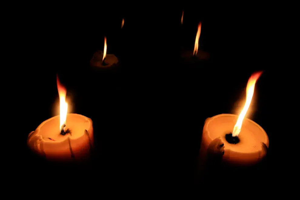 Rituales de vela para mayo: qué intención poner en cada luna y cómo activarlos en casa
