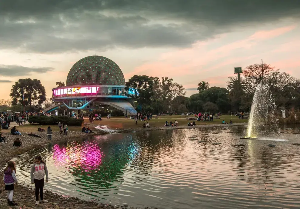 El icónico "plato volador" de Palermo se posa sobre un colchón de hojas que parecen imitar el brillo de las estrellas y su distribución en el jardín permite a los visitantes jugar a encontrar constelaciones en el césped.