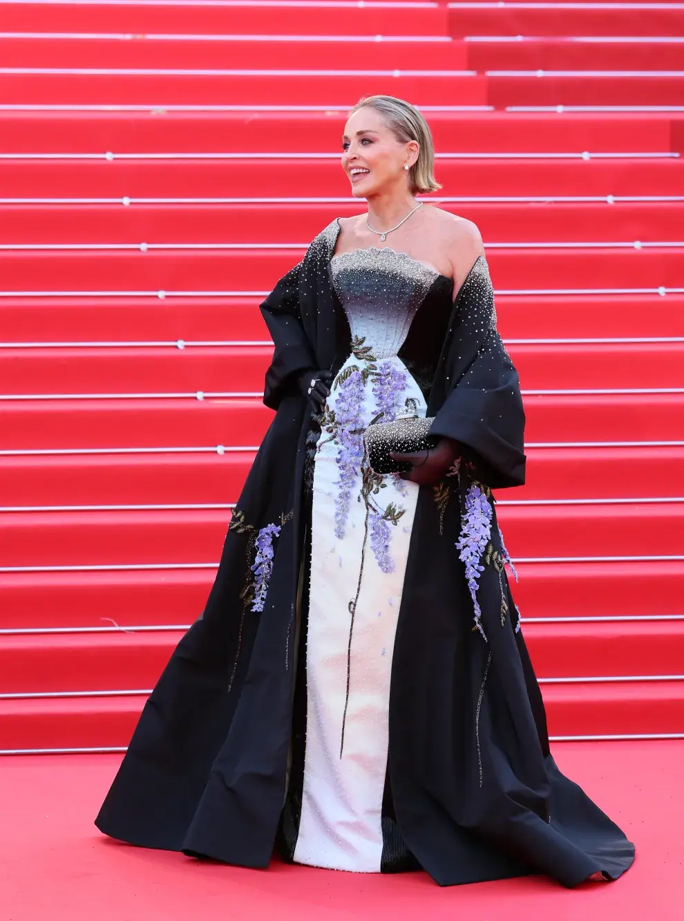Foto de Sharon Stone en la alfombra roja de Cannes 2026.
