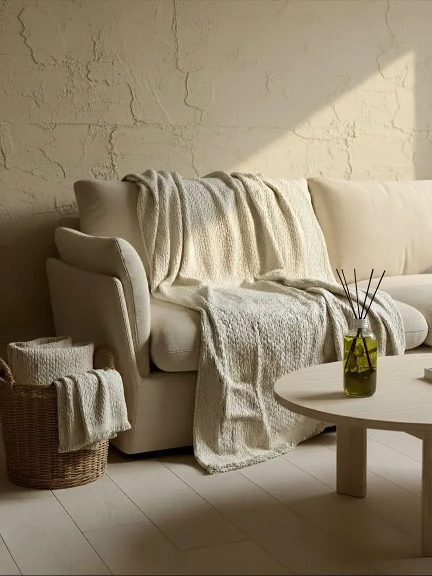 Foto de un sillón al que le da el sol.