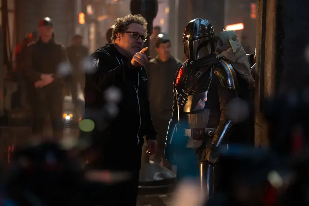 Jon Favreau durante el rodaje de en The Mandalorian and Grogu.