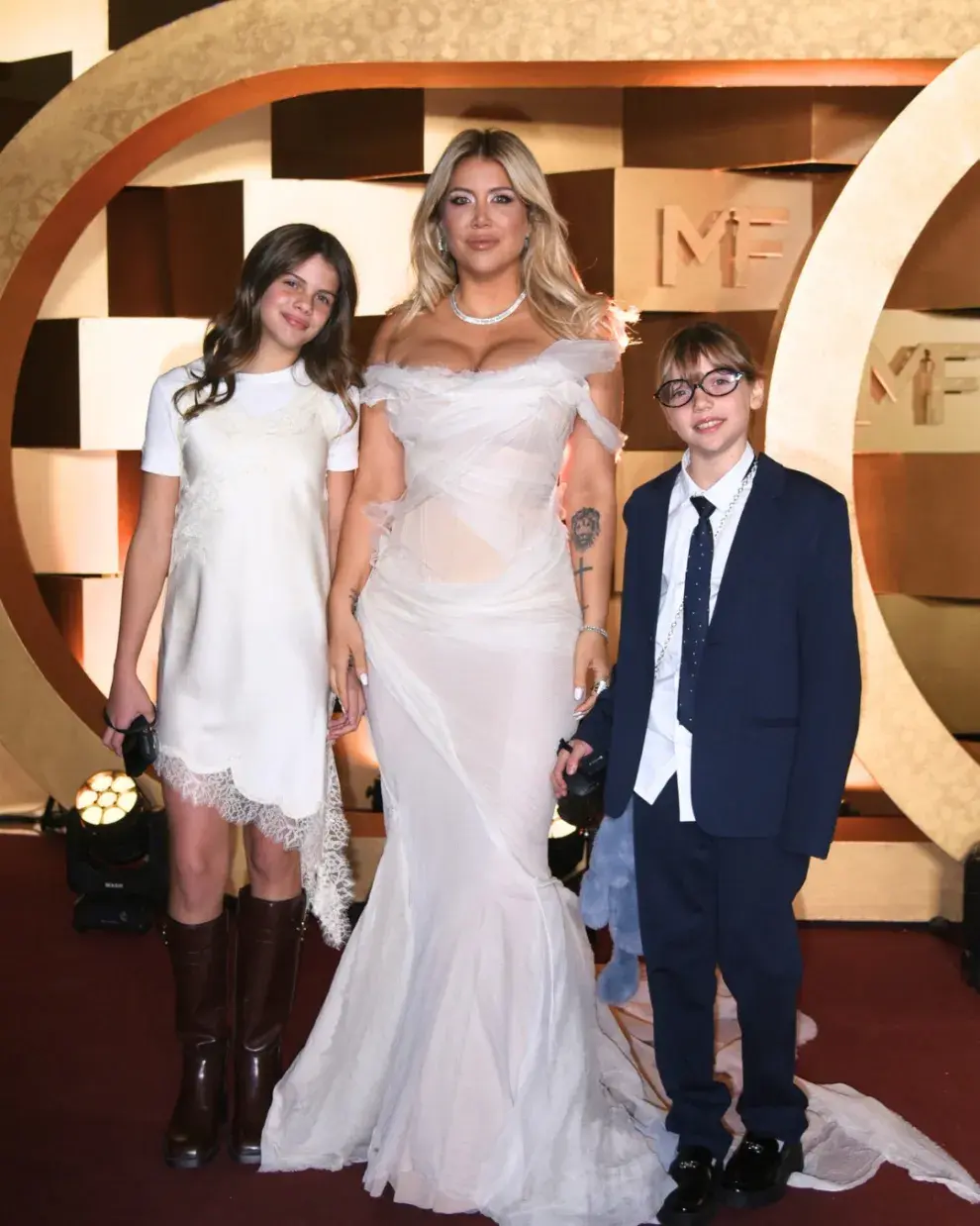 Foto de Wanda Nara y sus hijos en la alfombra roja de los Premios Martín Fierro 2026.