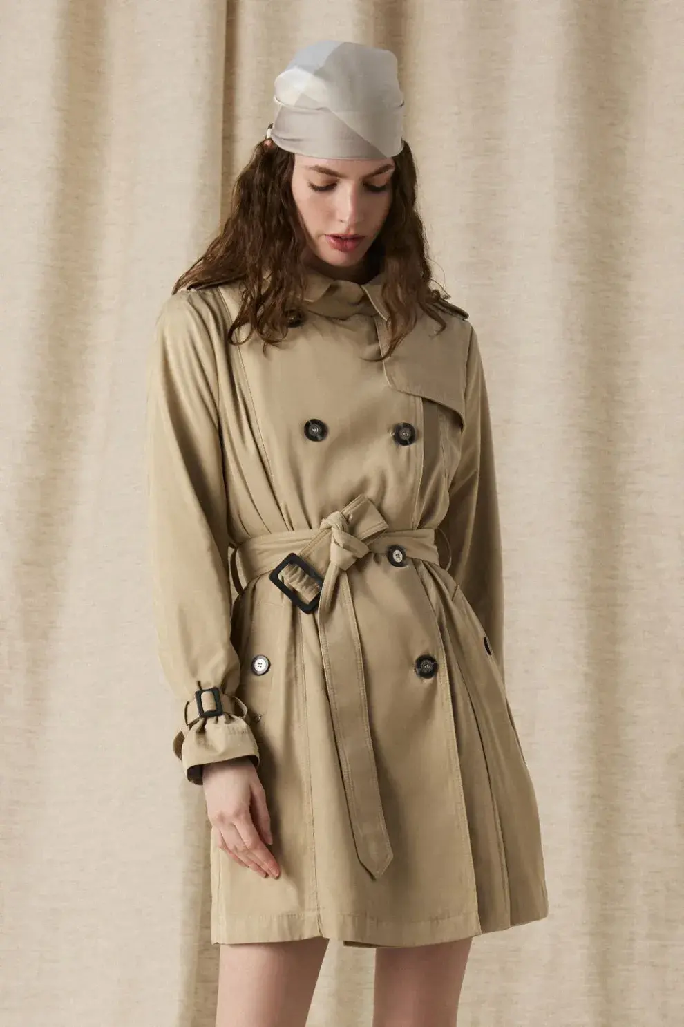 Si hay una prenda que es un básico que no pasa de moda es el Trench, perfecto para media estación y sumar a todos los looks (PERRAMUS $390.000,00)