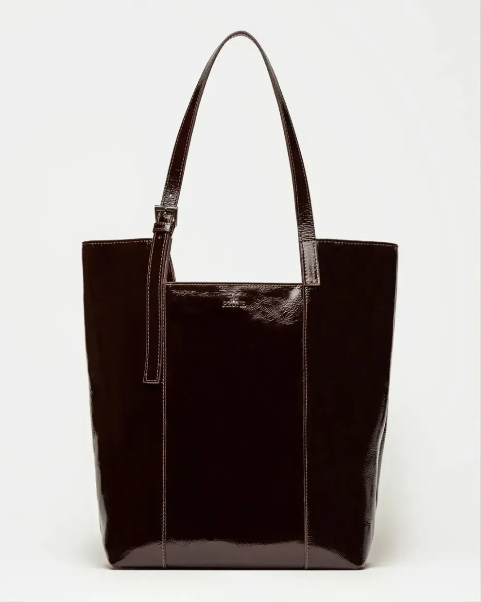 Un shopper XL para todos los días (PRÜNE  $ 198.000)