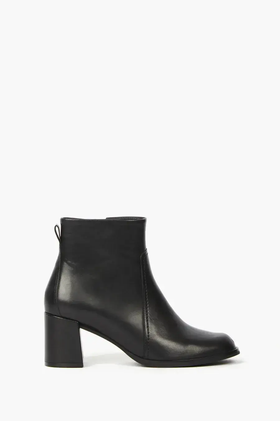 Una bota cómoda, de cuero perfecta para la oficina y salir con amigas (MISHKA $ 283.000)