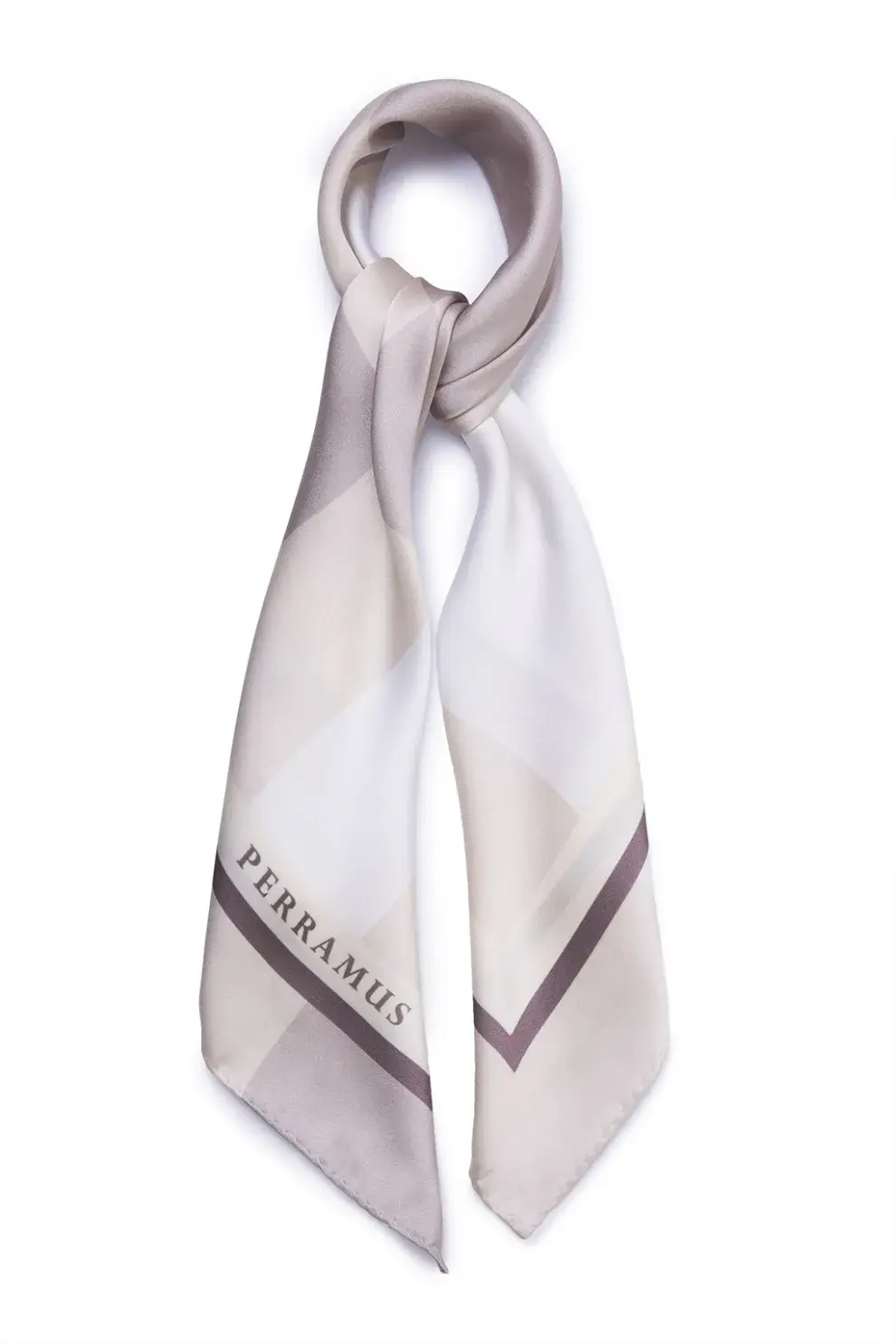 Un pañuelo clásico, perfecto para sumar a cualquier look (PERRAMUS $55.000,00)