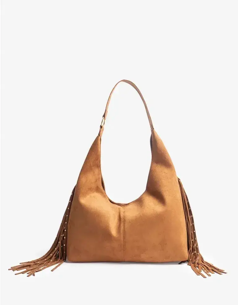Los flecos son grandes protagonistas en el estilo boho (ISADORA $ 69.900)