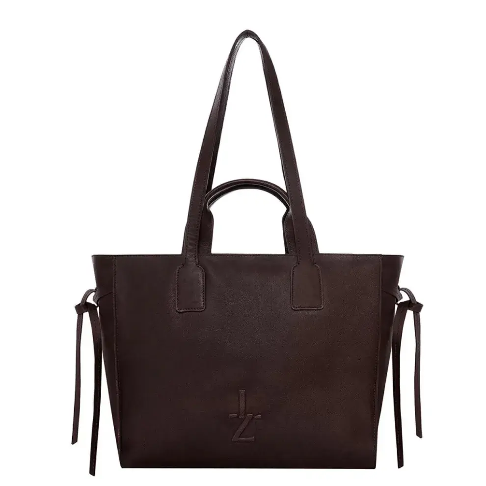 Una cartera versátil y cómoda que se adapta a todas tus necesidades. Confeccionada en cuero. (LÁZARO $249.999,00)