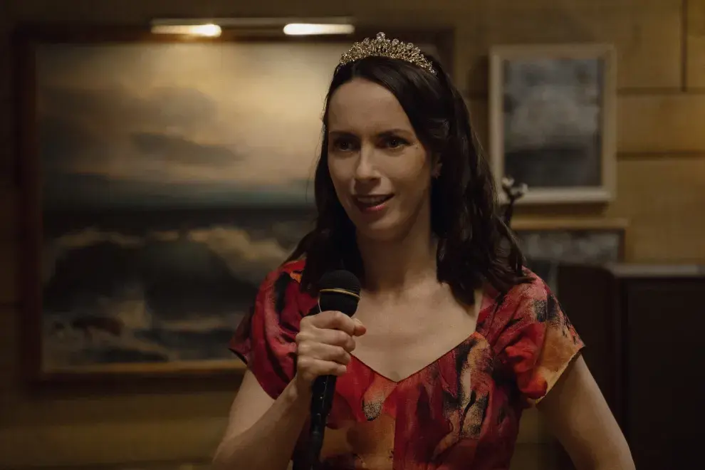 Kate O'Flynn se roba cada escena de Widow's Bay
