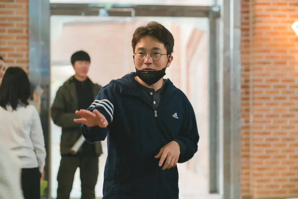 El director Yoo In-sik en el set de The Wonderfools.