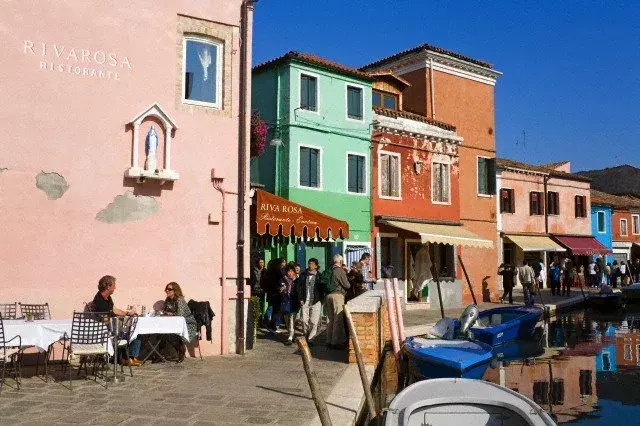 Nada como un almuerzo junto a los canales de Burano