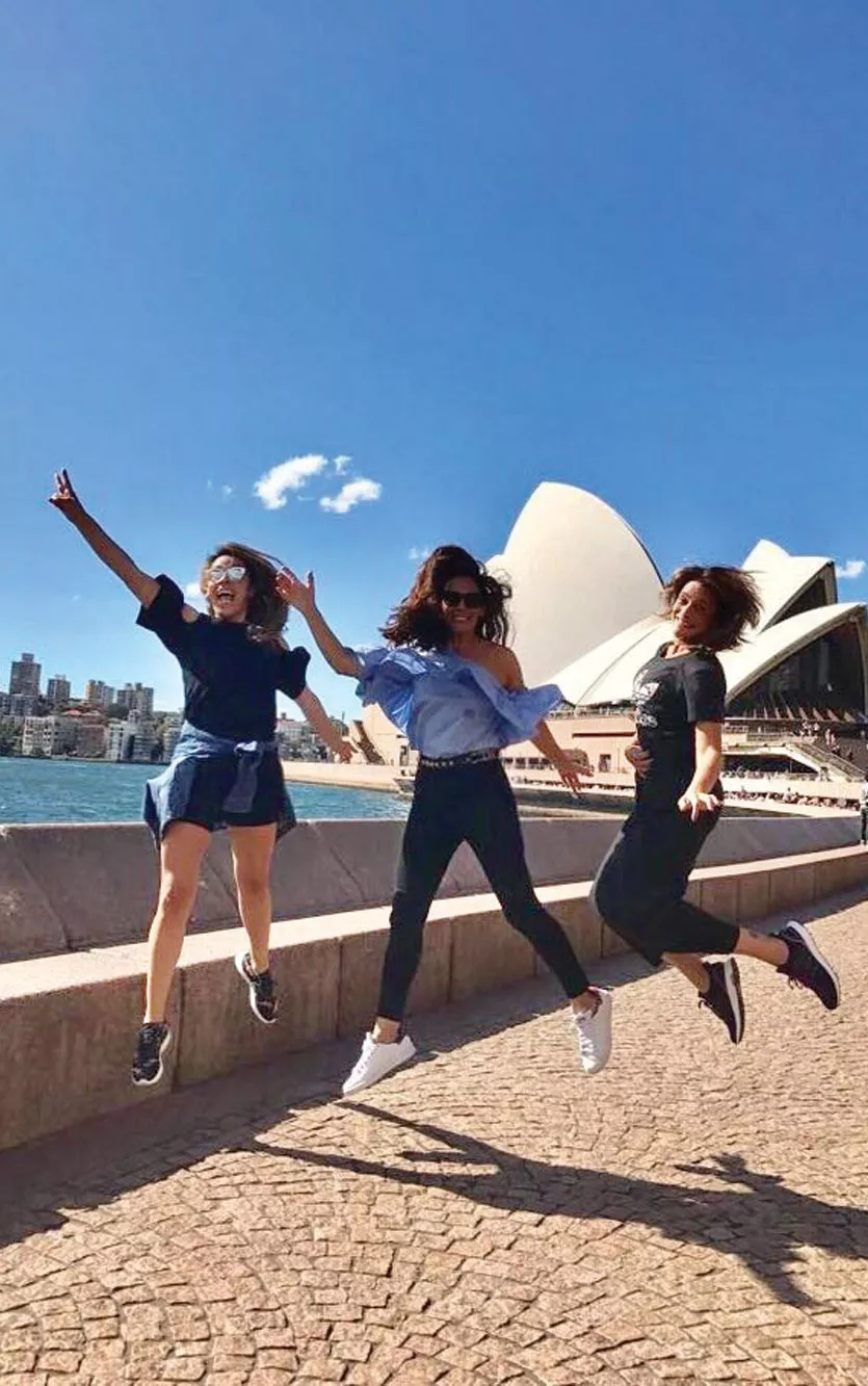 Instatrip: detrás, la famosa Ópera de Sídney en un viaje de amigas a Australia.